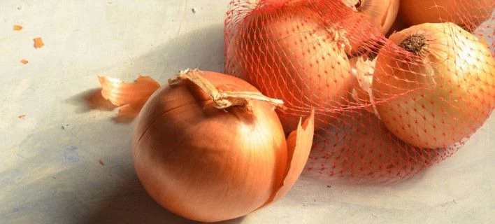 Μην ξαναπετάξεις το δίχτυ από τα κρεμμύδια και τις πατάτες σου -Η απίστευτη χρήση του στην κουζίνα